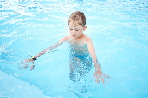 Girl learns to swim — Stock Photo, Image