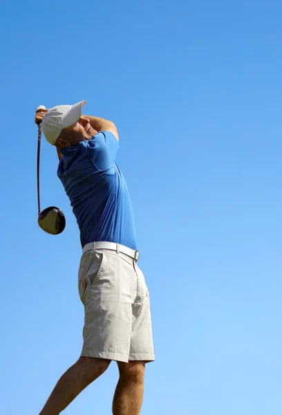 Golfista atirando uma bola de golfe — Fotografia de Stock