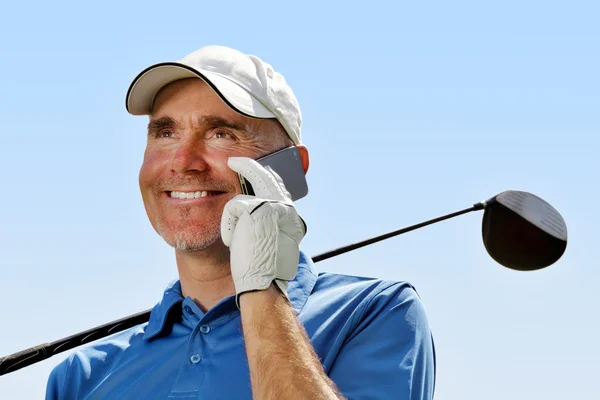 Golfer uit met behulp van mobiele telefoon — Stockfoto