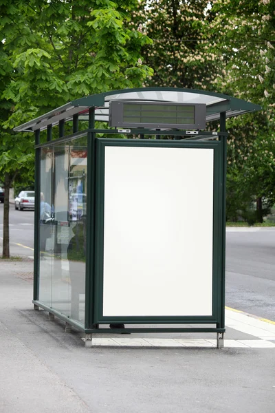 Автобусная остановка с пустым билбордом — стоковое фото