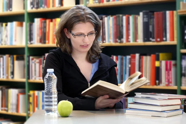 Studerande läser en bok — Stockfoto