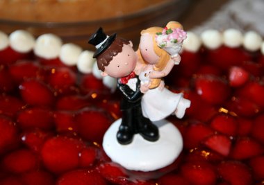 Düğün pastası dekorasyonu ile