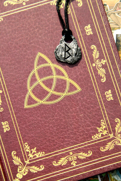 Книга теней и аксессуаров
