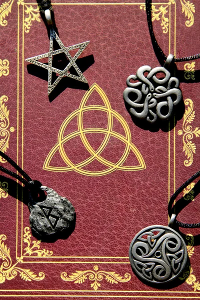 Book of shadows and accessories — Stock Photo, Image