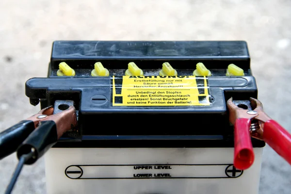 Motocyklové baterie s nabíjecí kabel — Stock fotografie
