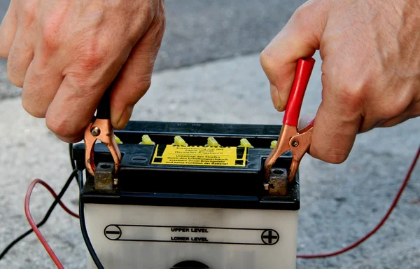 バイク バッテリー充電ケーブルを — ストック写真