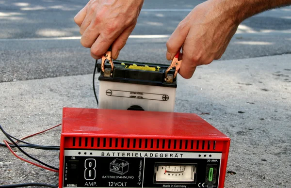 Motor batterij met oplaadkabel — Stockfoto