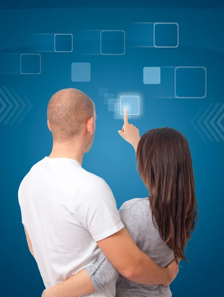 ハイテク型のアイコンの仮想背景の上を押すのカップル — ストック写真