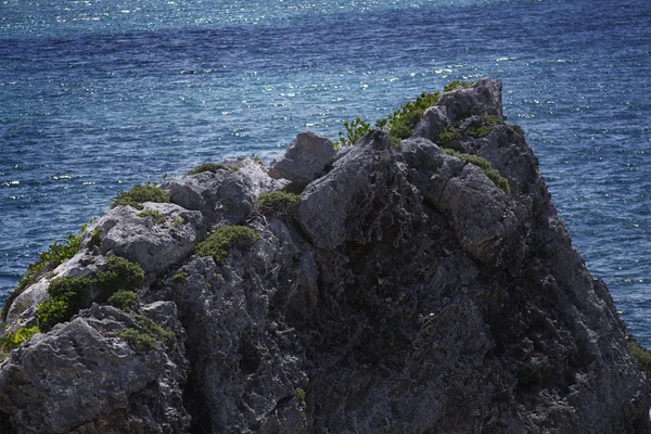 Fels und Ozean — Stockfoto