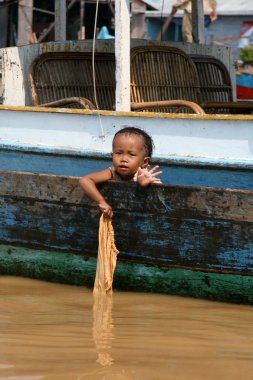 tekne - tonle sap, Kamboçya'da kız