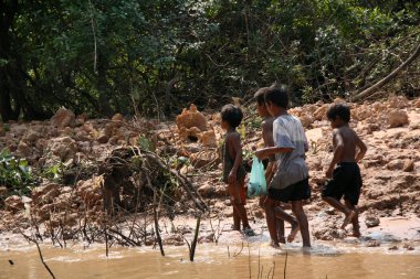Çocuklar oynarken - tonle sap, Kamboçya