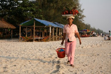 sihanoukville, Kamboçya - kumsalda meyve satıyor