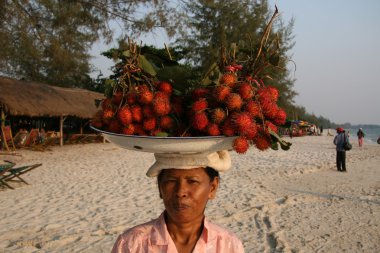 sihanoukville, Kamboçya - kumsalda meyve satıyor