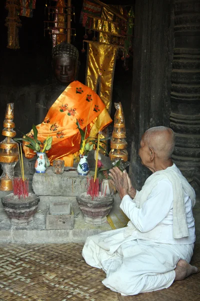 Vrouwelijke monk - angkor thom, cambodia — Stockfoto