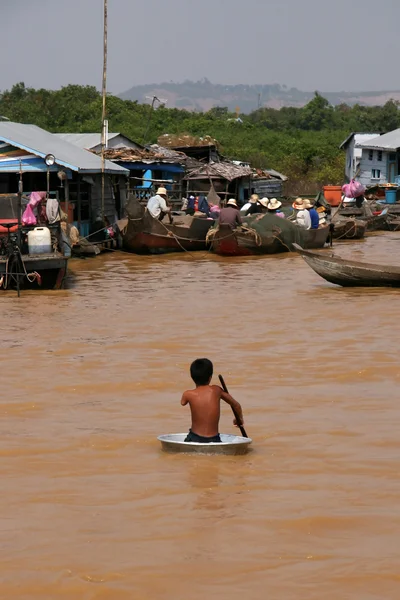 Niño de un brazo en barco hecho en casa - Tonle Sap, Camboya — Foto de Stock