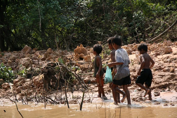 孩子们玩-萨湖，柬埔寨 — 图库照片