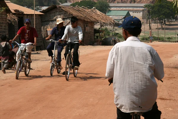 Їзда на велосипеді - Тонлесап, Камбоджа — стокове фото