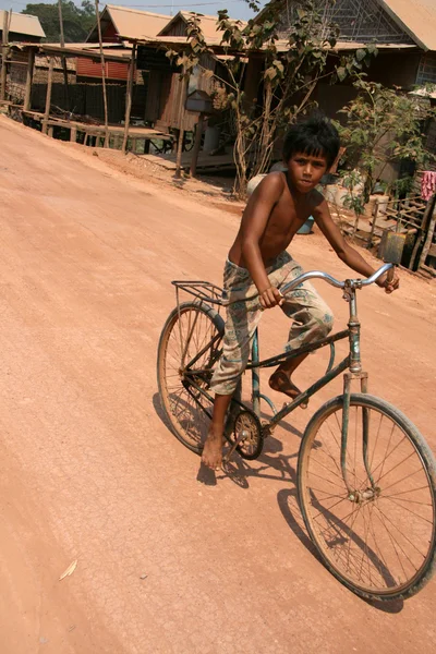 Equitazione in bicicletta - Tonle Sap, Cambogia — Foto Stock