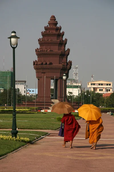Mniši - nezávislost památník, phnom penh, Kambodža — Stock fotografie