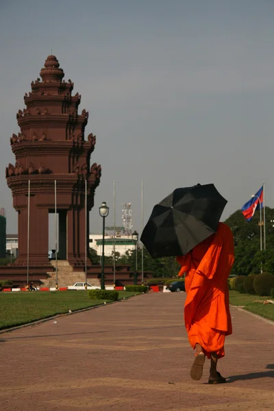 Buddhist Monk - Independence Monument, Phnom Penh, Cambodia — Stock Photo, Image