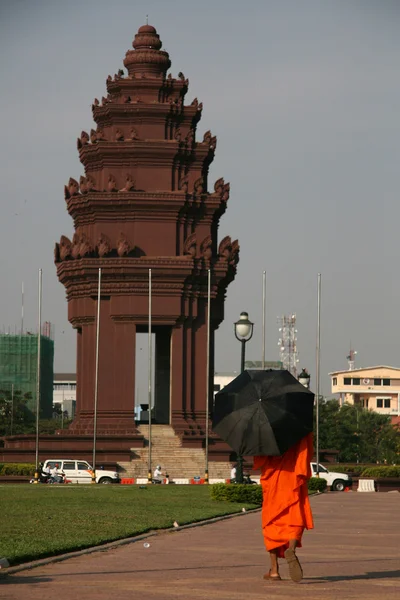 Budist rahip - bağımsızlık Anıtı, phnom penh, Kamboçya — Stok fotoğraf