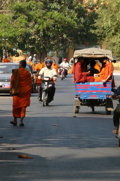 Szerzetesek, az úton - Phnom Penh, Kambodzsa — Stock Fotó