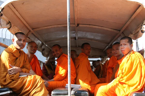 Monniken op de weg - phnom penh, Cambodja — Stockfoto