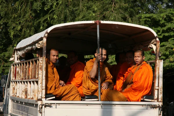 Monniken op de weg - phnom penh, Cambodja — Stockfoto