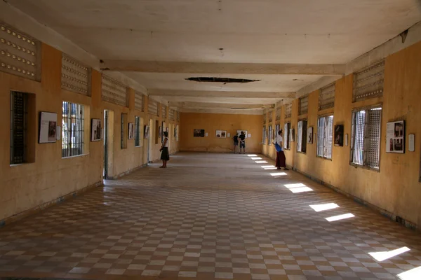 廊下 - トゥールスレン博物館 （s21 刑務所）, プノンペン, カンボジア — ストック写真