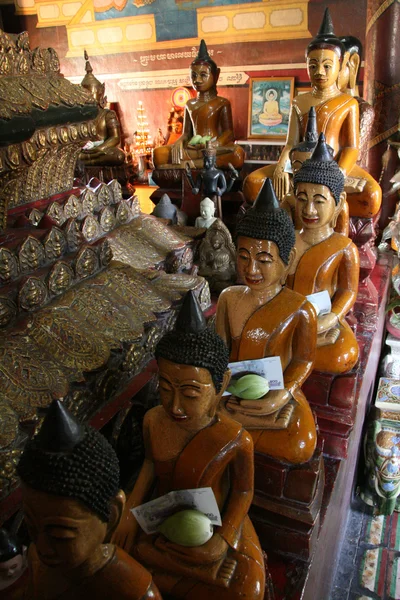 Rzeźba - wat phnom, phnom penh, Kambodża — Zdjęcie stockowe