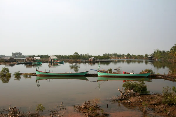 Villaggio povero vicino al lago - Sihanoukville, Cambogia — Foto Stock