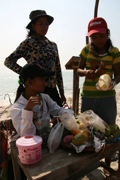 Venda de frutas na praia - Sihanoukville, Camboja — Fotografia de Stock