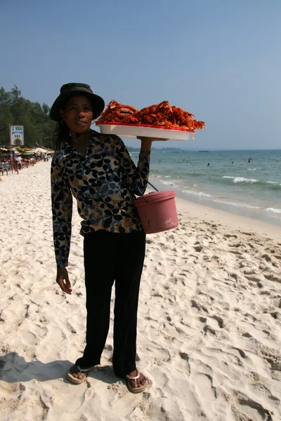 ビーチ - シアヌークビル、カンボジアのザリガニ売り手 — ストック写真