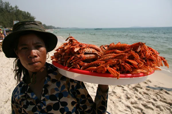 왕새우 판매자 해변-씨하눅 빌, 캄보디아 — 스톡 사진