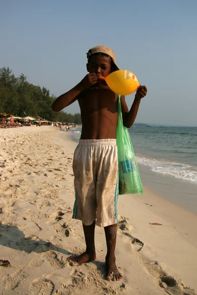 Junge mit Ballon - Sihanoukville, Kambodscha — Stockfoto