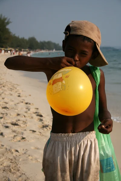 气球-西哈努克城、 柬埔寨的男孩 — 图库照片