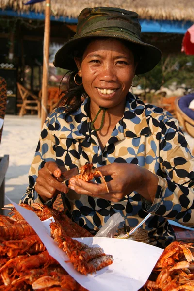 Venditore di gamberi sulla spiaggia - Sihanoukville, Cambogia — Foto Stock