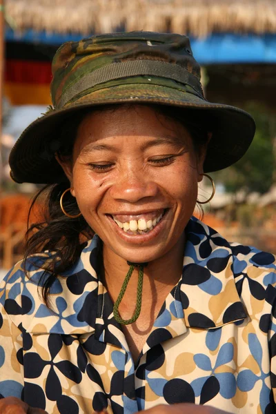 ビーチ - シアヌークビル、カンボジアのザリガニ売り手 — ストック写真