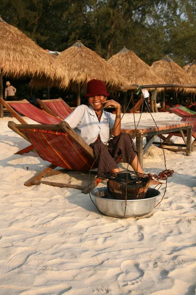 왕새우 판매자 해변-씨하눅 빌, 캄보디아 — 스톡 사진
