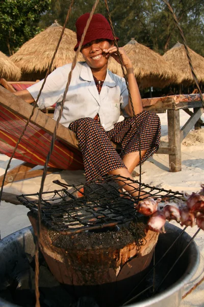Раки продавця на пляжі - Сіануквіль, Камбоджа — стокове фото