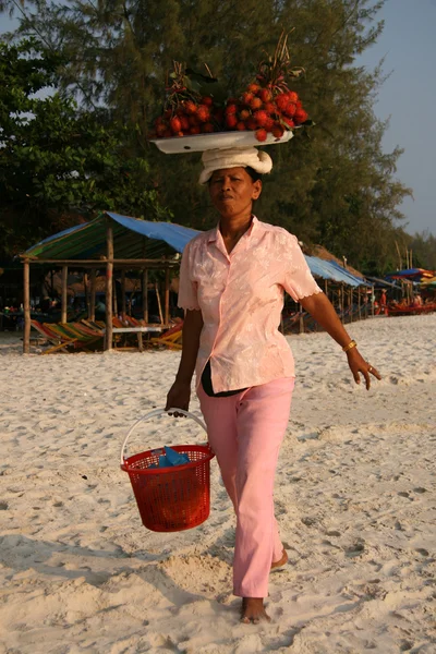 sihanoukville, Kamboçya - kumsalda meyve satıyor