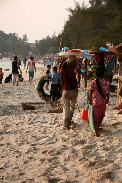 Продажа фруктов на пляже - Сиануквилл, Камбоджа — стоковое фото