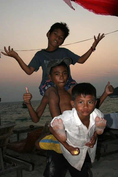 Niños jugando - Sihanoukville, Camboya — Foto de Stock