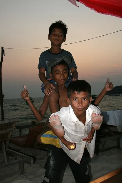 Gyermek játszik, Sihanoukville, Kambodzsa — Stock Fotó