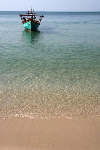 ロングテール ボート - パラダイス ビーチ - シアヌークビル、カンボジア — ストック写真