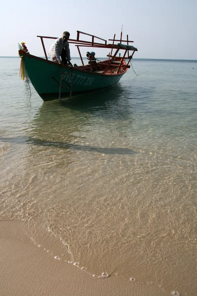 Longtail båt - paradise beach - sihanoukville, Kambodja — Stockfoto