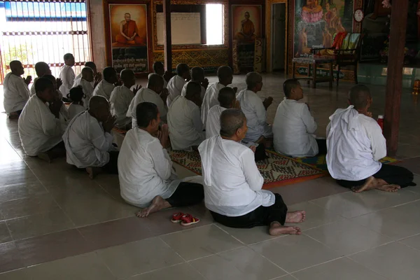 Mnichów w modlitwie - sihanoukville, Kambodża — Zdjęcie stockowe