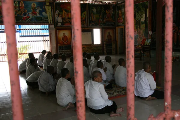 Monniken in gebed - sihanoukville, Cambodja — Stockfoto
