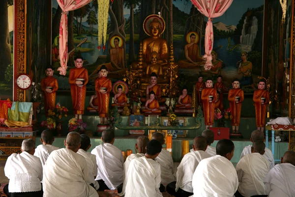 シアヌークビル、カンボジアの修道士の祈り - で — ストック写真