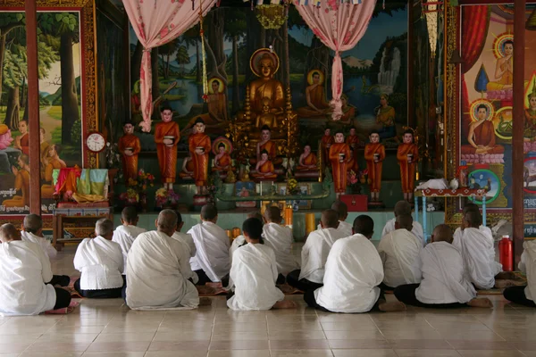 Monaci in preghiera - Sihanoukville, Cambogia — Foto Stock